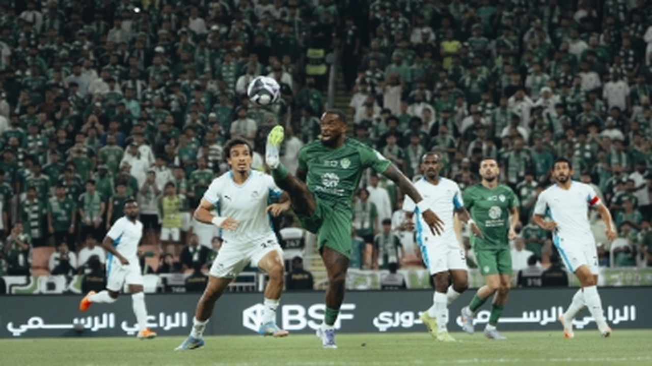 صفقة وشيكة.. نيوم يسعى لاستعارة نجم الأهلي 2025